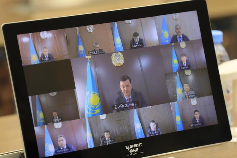 В девяти районах области проводится химическая обработка против саранчи