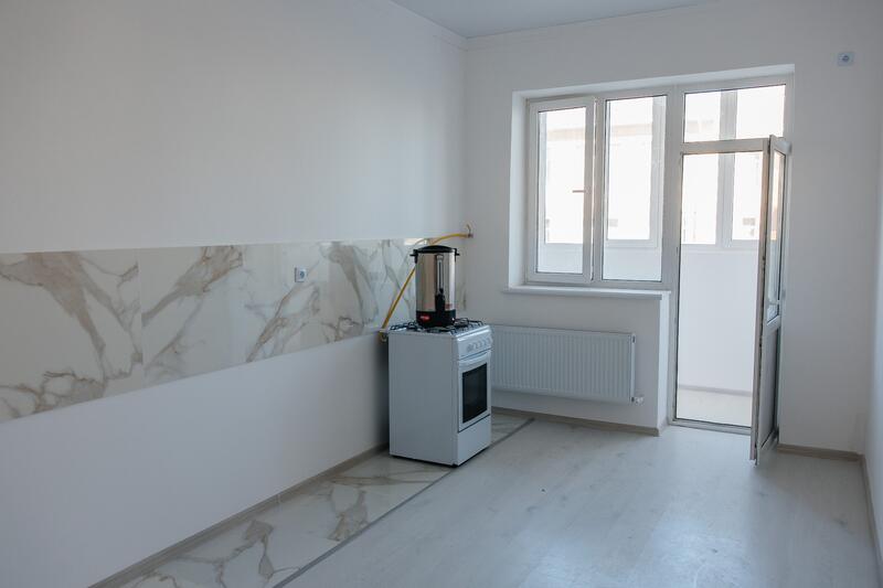 В Атырау в честь Дня города жителям аварийных домов вручили ключи от новых квартир