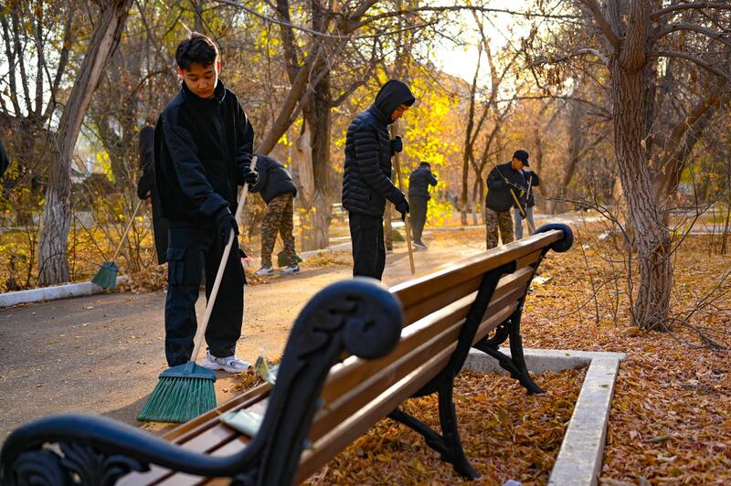 Таза Қазақстан: актюбинские экоактивисты очистили парк «Ретро»