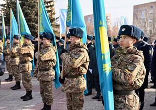 В честь Национального праздника - Дня Республики на центральной площади состоялась церемония поднятия Государственного Флага