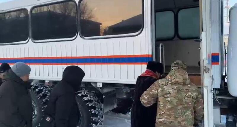 Спасатели МЧС Казахстана за прошедшие пять суток из снежных заносов спасли и эвакуировали 257 человек