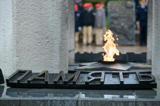 Аким области возложил цветы к монументу Победы в Оренбурге