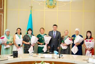 В ВКО многодетные матери были награждены «Алтын Алқа» и «Күміс Алқа»