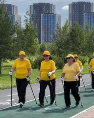Тренировку по скандинавской ходьбе провели для столичных пенсионеров