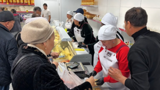 Карагандинцы покупают свежие продукты у фермеров без посредников в новом соцпавильоне