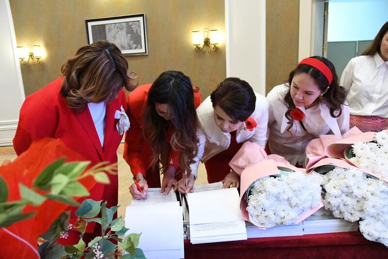 Женщин - представительниц рабочих профессий чествовали на конференции в Астане