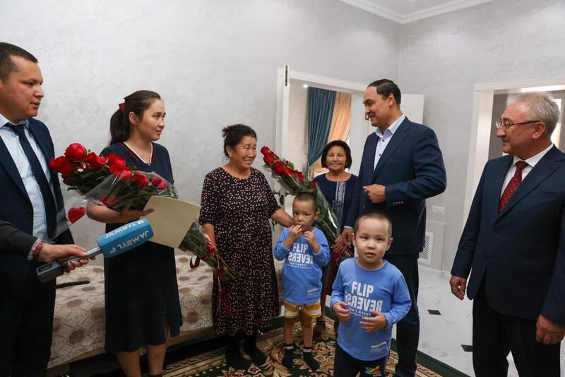 Е. Карашукеев поздравил семью Найзабековых, которые стали родителями тройняшек