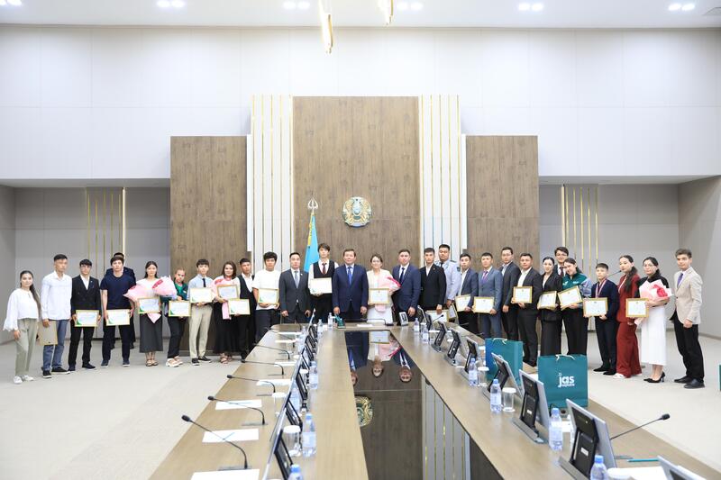 Асхат Шахаров наградил активную молодежь