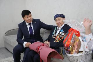 Аким города Ернат Бәзіл посетил и поздравил долгожителей Талдыкоргана с Днём пожилых людей