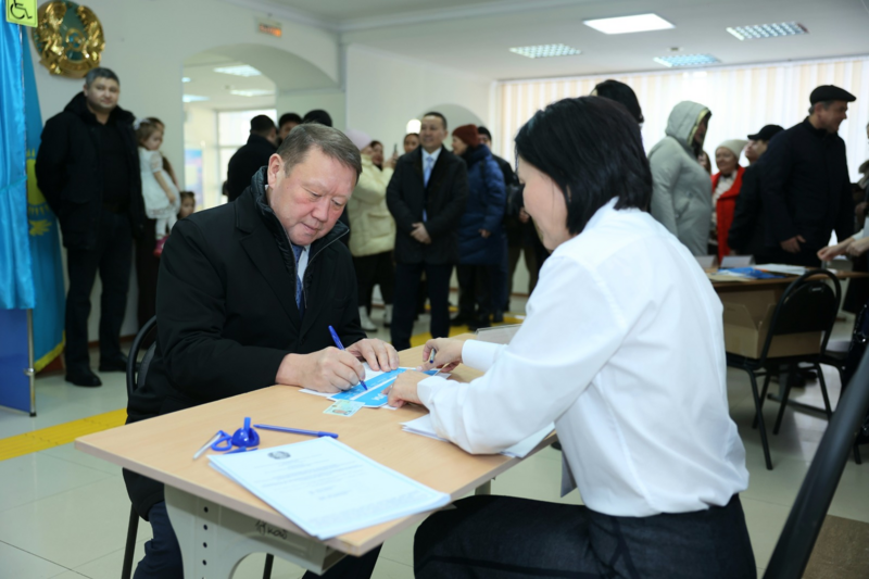Аким Костанайской области проголосовал на референдуме