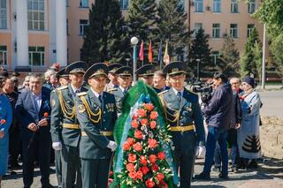 В Семее в честь 7 мая - Дня защитника Отечества возложили цветы к памятнику воинам-интернационалистам