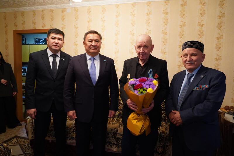 Рабочая поездка акима области в Шортандинский район: развитие инфраструктуры и встреча с ветераном труда