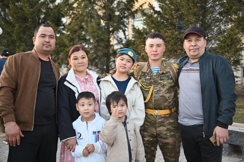 Исполнили долг перед Родиной: в Астане близкие торжественно встретили солдат