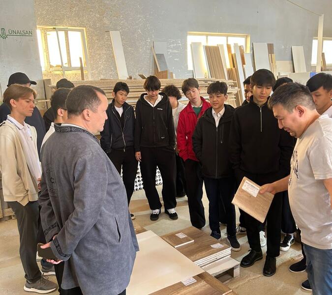 В Косшы для школьников провели экскурсию на мебельное производство