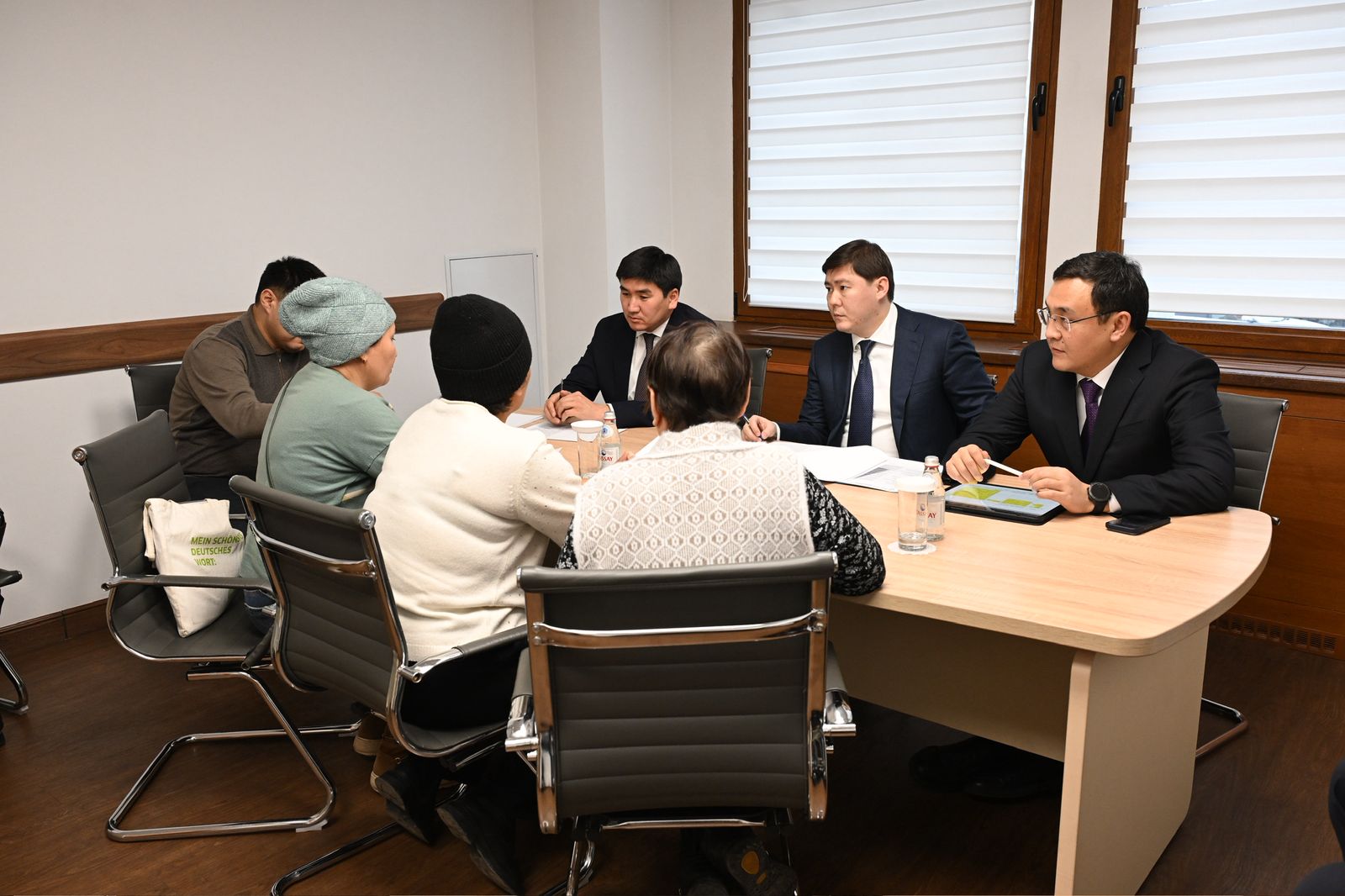 Заместитель акима Алматы Алмасхан Сматлаев провел личный прием граждан