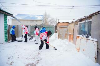 Столичные волонтеры помогли одиноким пенсионерам с уборкой снега