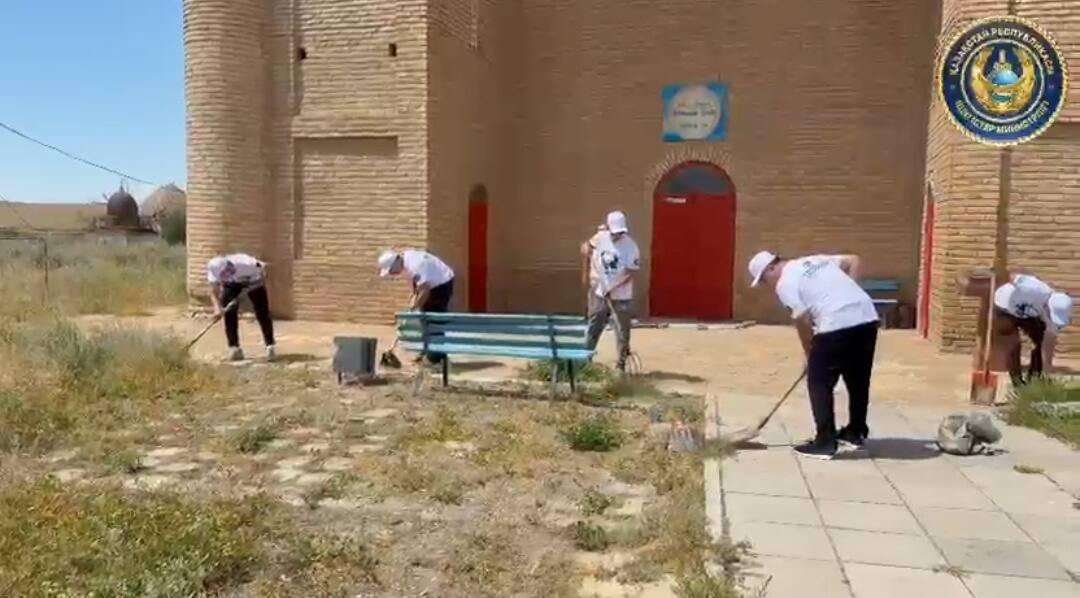 Полицейские приняли участие в благоустройстве мавзолея Ыскак-баба в Туркестанской области