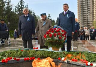 Аким СКО и ветеран войны возложили цветы в честь Дня Победы