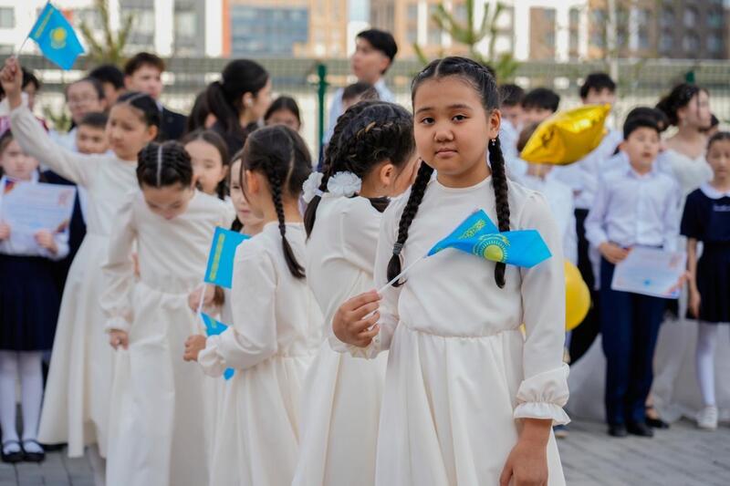 В столичной «Комфортной школе» провели первый выпускной