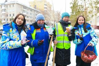 Волонтеры угостили работников коммунальных служб баурсаками и горячим чаем в Астане