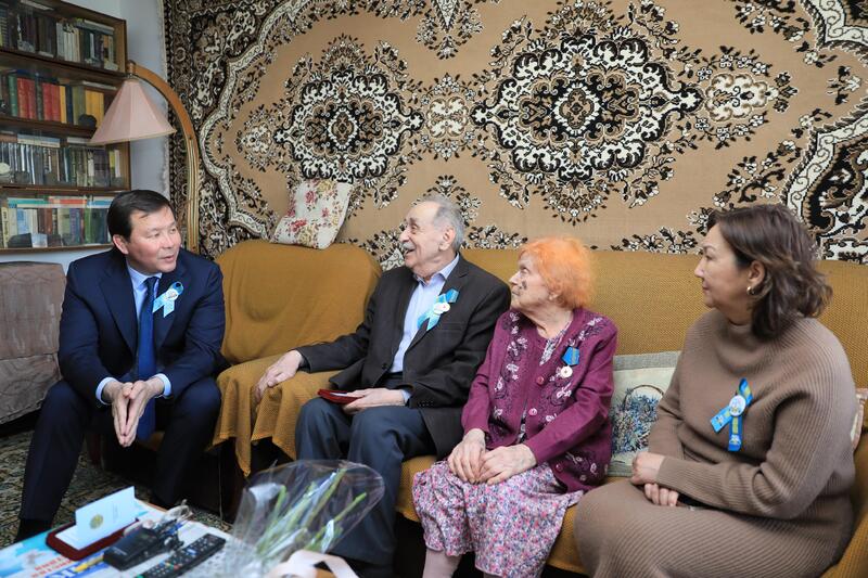 80 лет Победы: глава региона наградил тружеников тыла юбилейными медалями