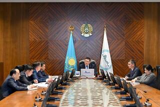 Аким области Абай проводит прием руководителей управлений, где заслушивает отчеты