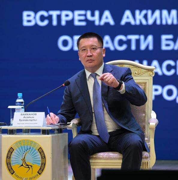 Аким Павлодарской области Асаин Байханов провел встречу с жителями Аксу: в центре внимания — вопросы развития города