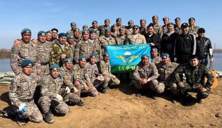 В Западно-Казахстанской области с десантниками встретились ветераны