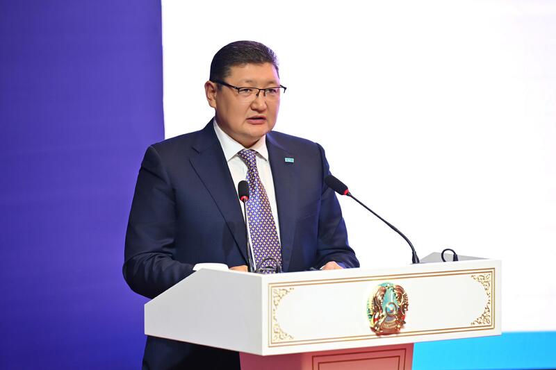 Аким области Абай Берик Уали выступил с докладом на августовской конференции педагогов