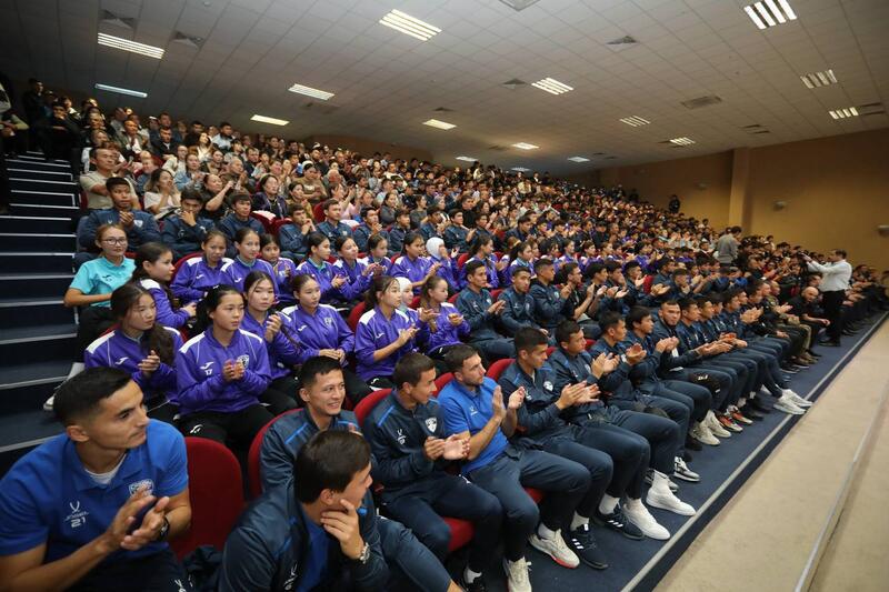 Аким Мангистауской области поздравил футболистов «Каспия» с выходом в Премьер-Лигу