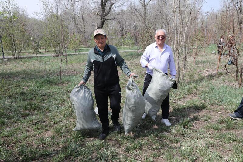 Алматинцы вышли на субботник в парке «Желтоксан»
