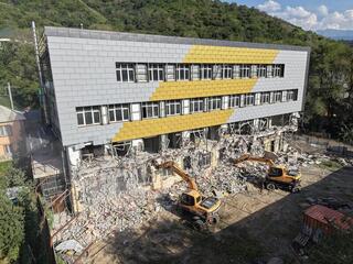 Крупный строящийся объект в предгорье Алматы сносят по решению суда