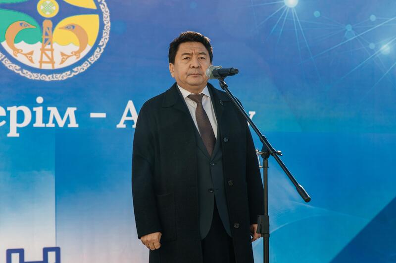 В Атырау в честь Дня города жителям аварийных домов вручили ключи от новых квартир