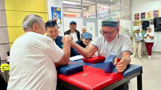 Астанада зейнеткерлер арасында қол күрестен командалық жарыс өтті