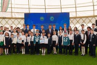 В Международный День защиты детей аким ВКО встретился с одаренными школьниками