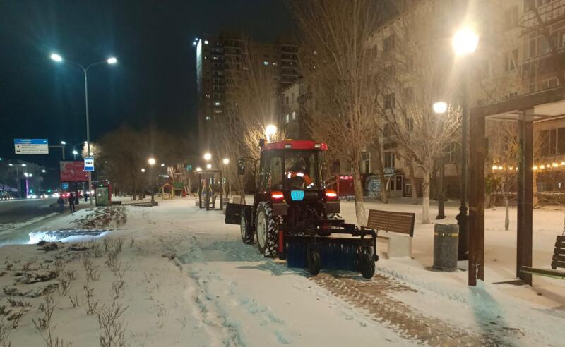 Более 1200 единиц спецтехники задействуют в снегоуборочных работах ночью в Астане