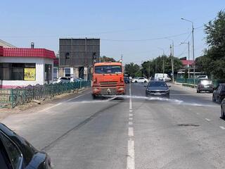 «ТАЗА ҚАЗАҚСТАН»: В АРЫСИ УЛИЦЫ МОЮТ С ПОМОЩЬЮ СПЕЦТЕХНИКИ