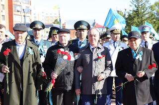 Аким Западно-Казахстанской области поздравил ветеранов с Днем Победы