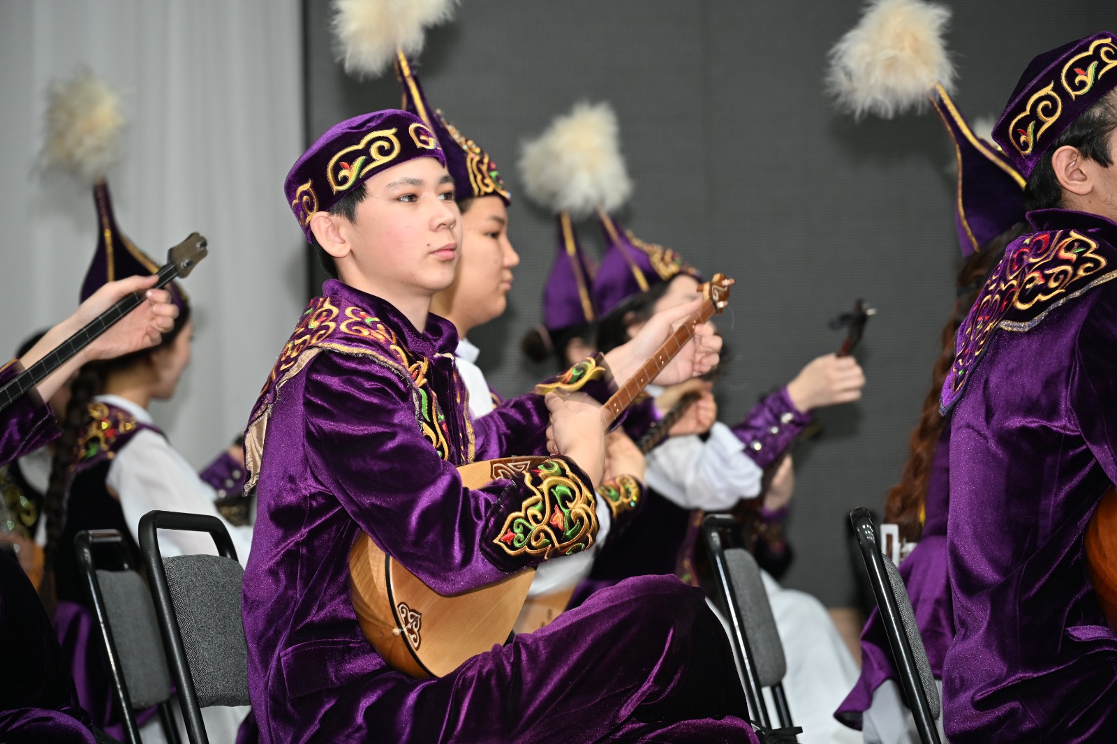 Аким города Ернат Бәзіл встретился с коллективом музыкального колледжа имени К. Байсеитова