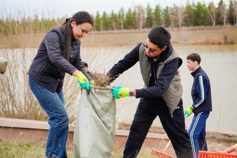 «Таза Қазақстан»: столичная молодежь провела экоакцию на набережной Есиля