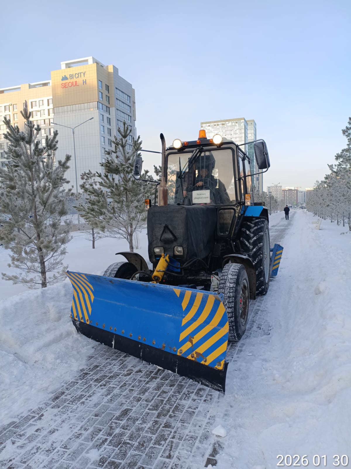 Более 1 100 единиц спецтехники вывели на уборку снега в Астане