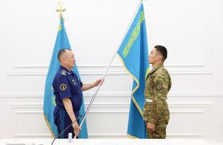 Военно-спортивные игры СНГ: министр обороны вручил Государственный флаг капитану национальной сборной