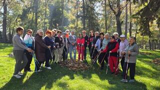 «Порядок - дело общее»: алматинские пенсионеры совместили скандинавскую ходьбу с уборкой мусора