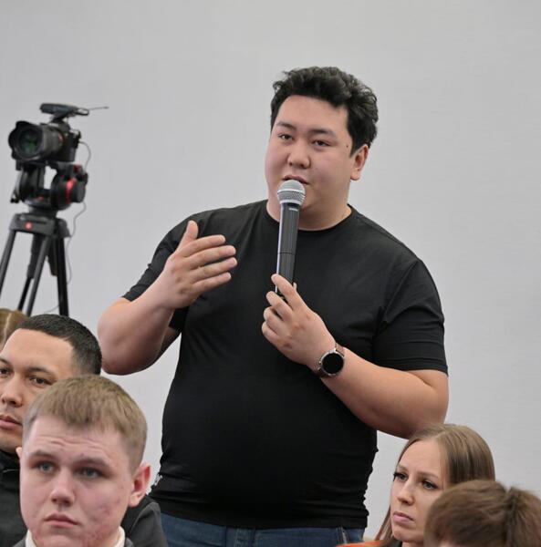 Молодежь Аксу обсудила с акимом области проект новой Конституции и будущее региона