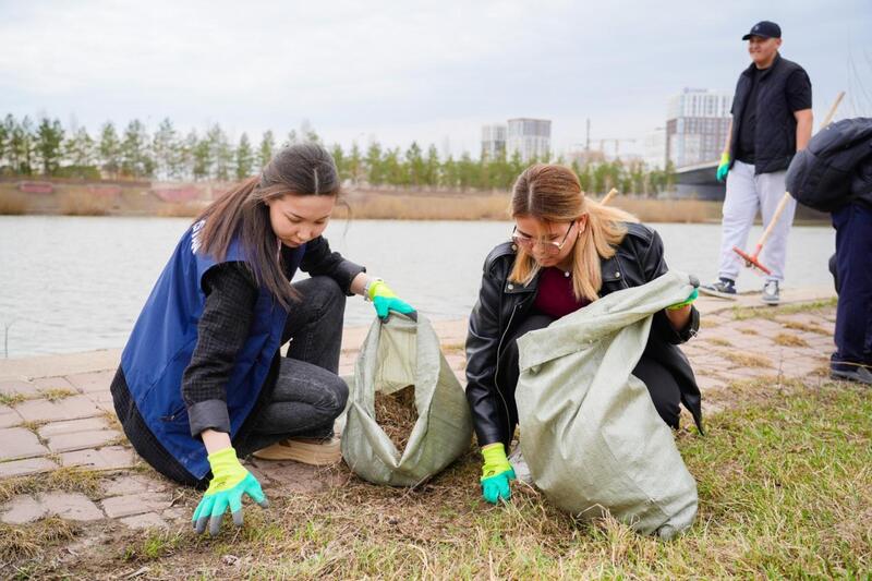«Таза Қазақстан»: столичная молодежь провела экоакцию на набережной Есиля