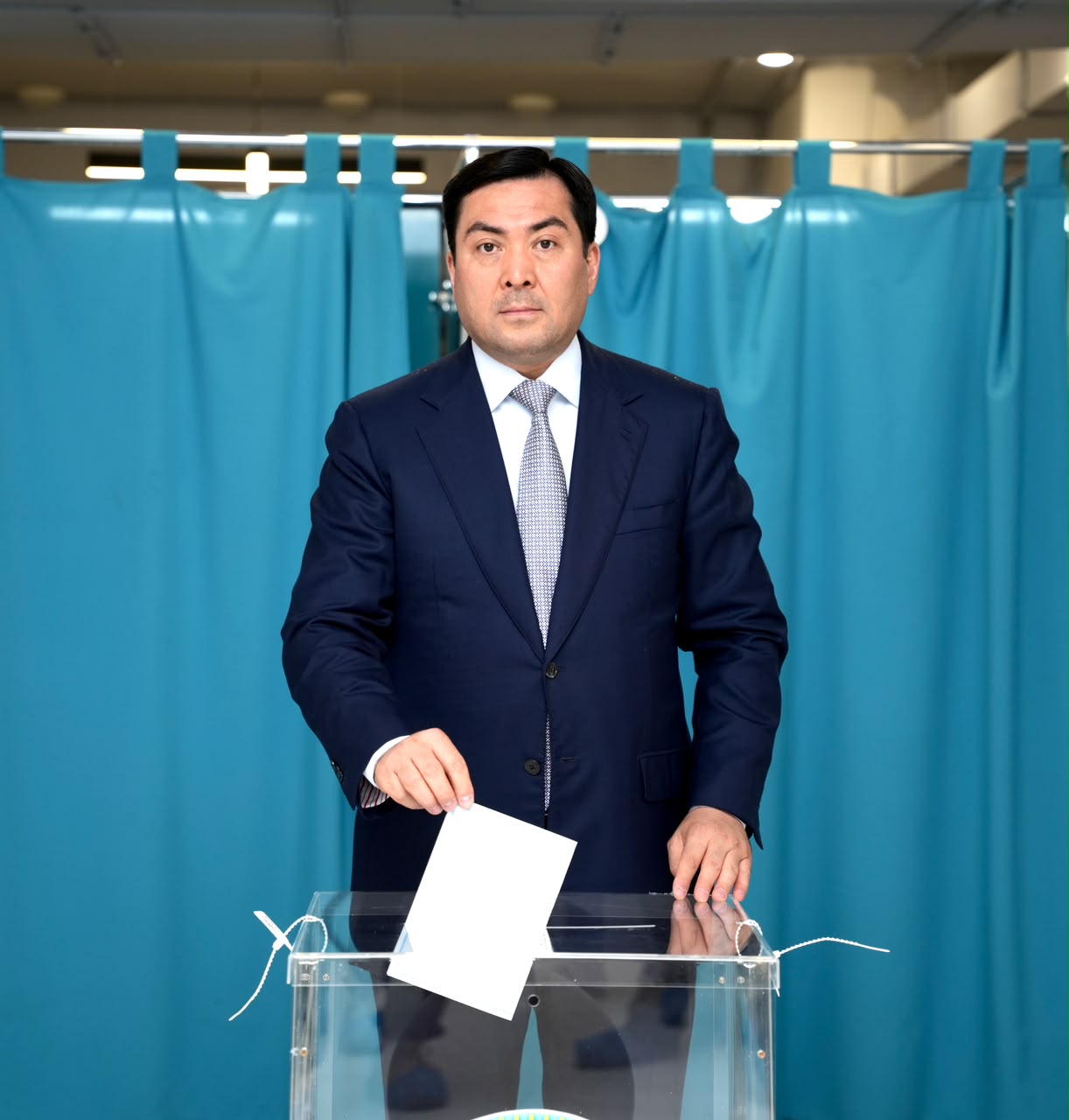 Министр энергетики Ерлан Аккенженов проголосовал на выборах в Курултай