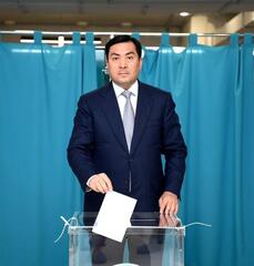 Министр энергетики Ерлан Аккенженов проголосовал на выборах в Курултай