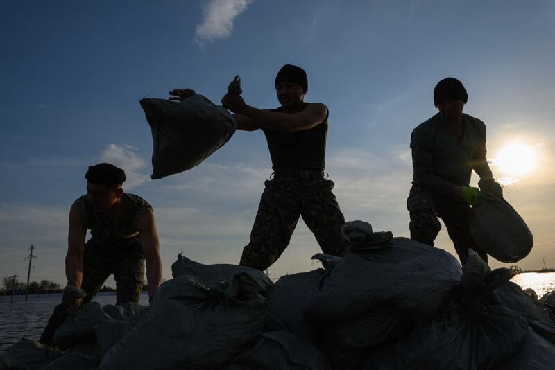 В СКО третий день борются с водой: дамбу продолжают укреплять