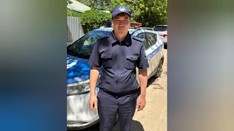 Полицейский оказал помощь подростку, потерявшему сознание в автобусе в Жезказгане