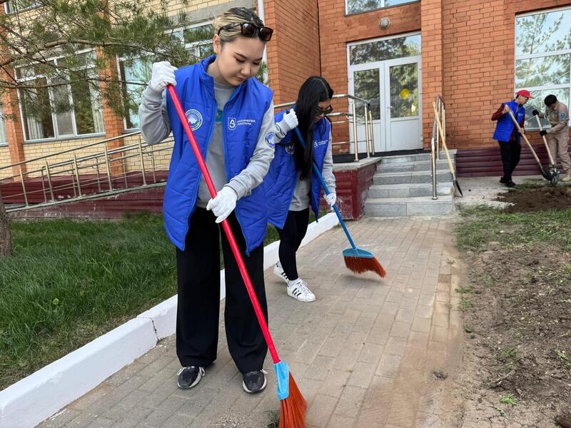 Молодёжь Астаны очистила территорию центра «Шарапат» и поддержала экологическую акцию